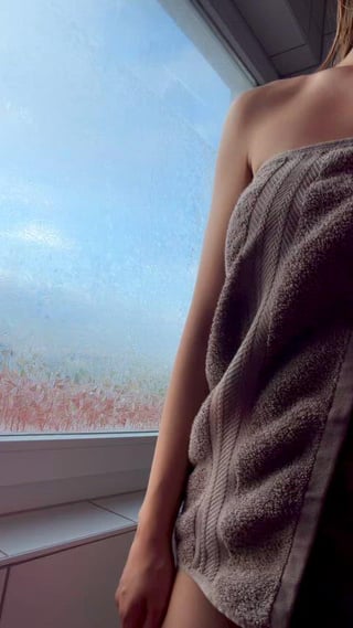 Ohh nooo, I dropped my towel