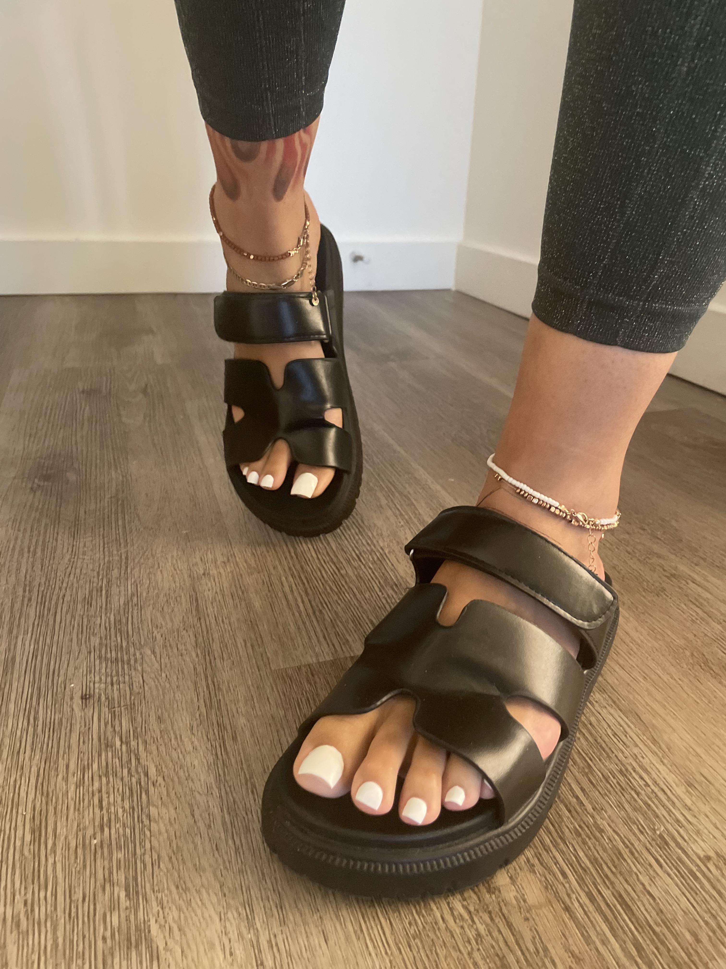 Caught you staring a my fresh pedi and new sandals 🥵👣