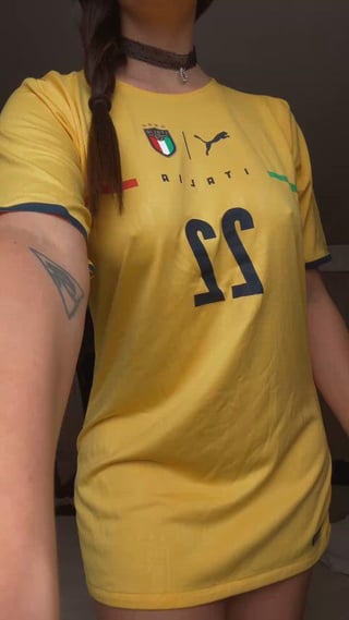 Big natural Italian boobs drop