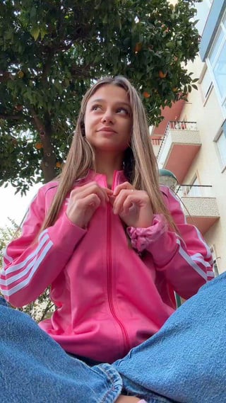 Titty reveal at the park