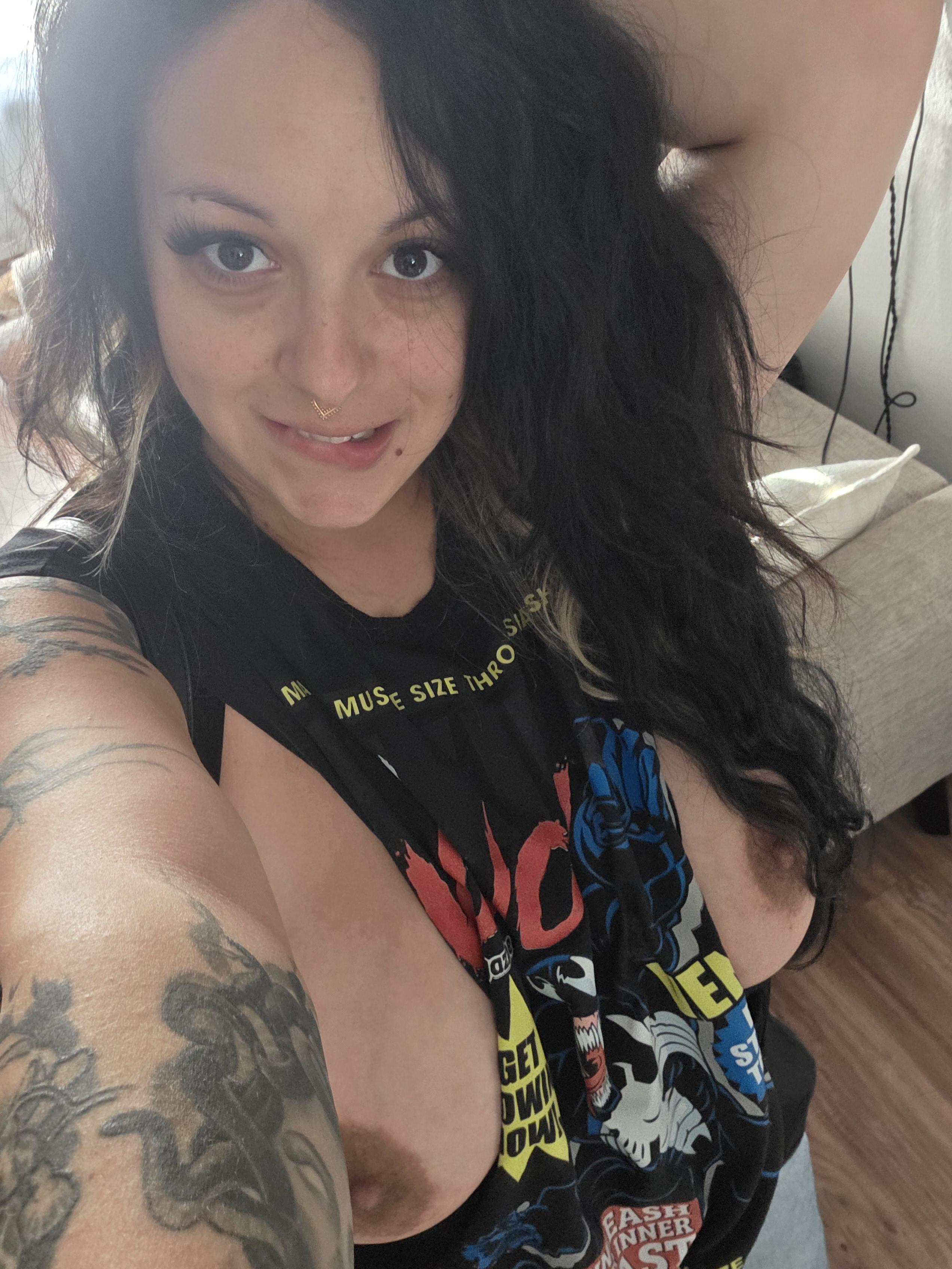 Oversized muscle tees make for easy access 😝😜