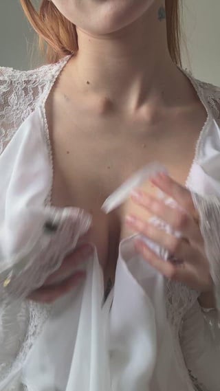 I’m showing off my big, hot boobs (reveal)