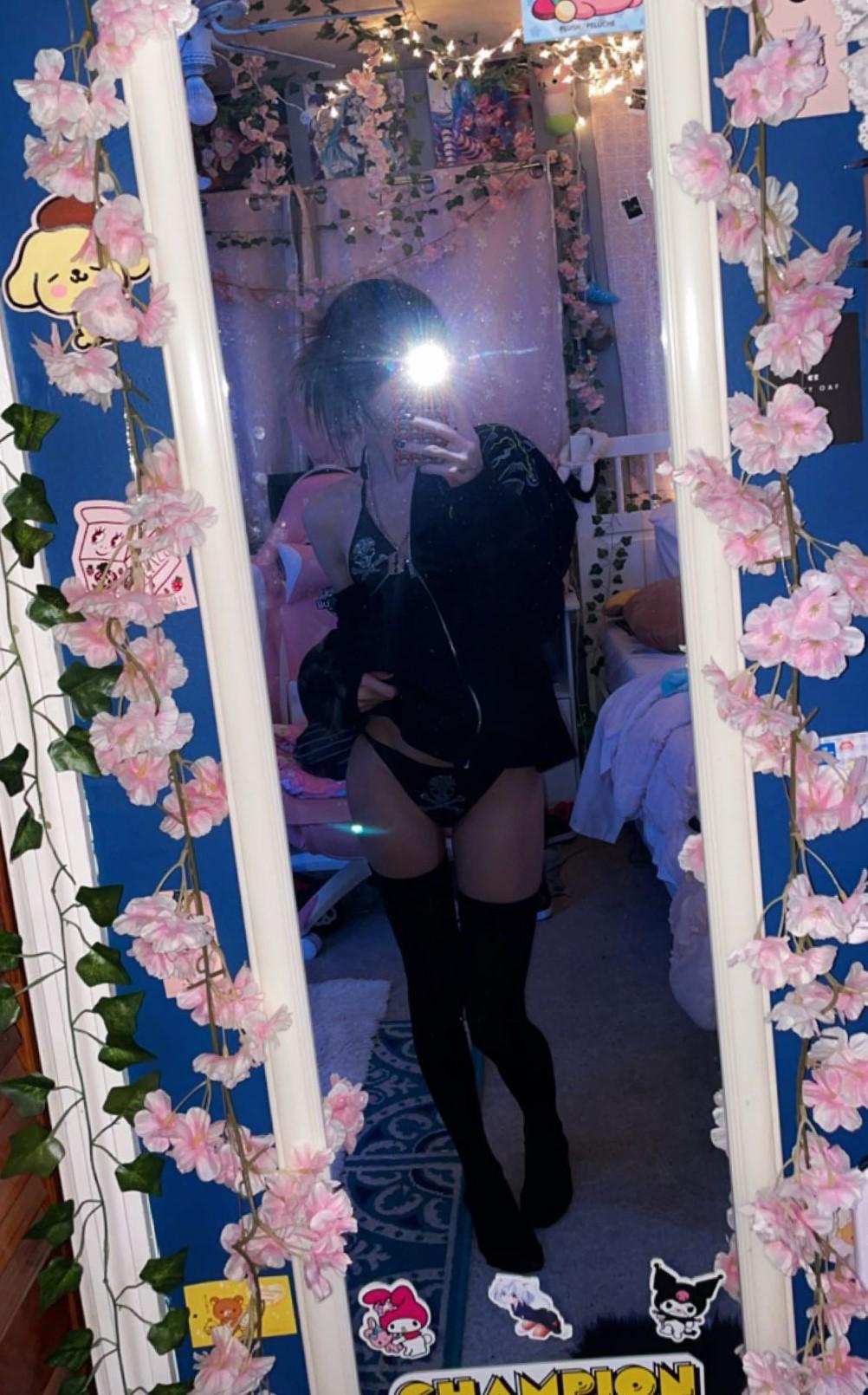Skulls bikini set mirror pic.
