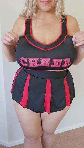 Just a simple mom trying to turn all of you on by showing off her tits