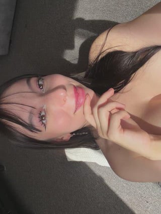 Does daddy love to kiss mommy’s lips