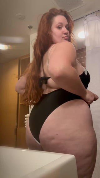 Jiggling booty in my swimsuit