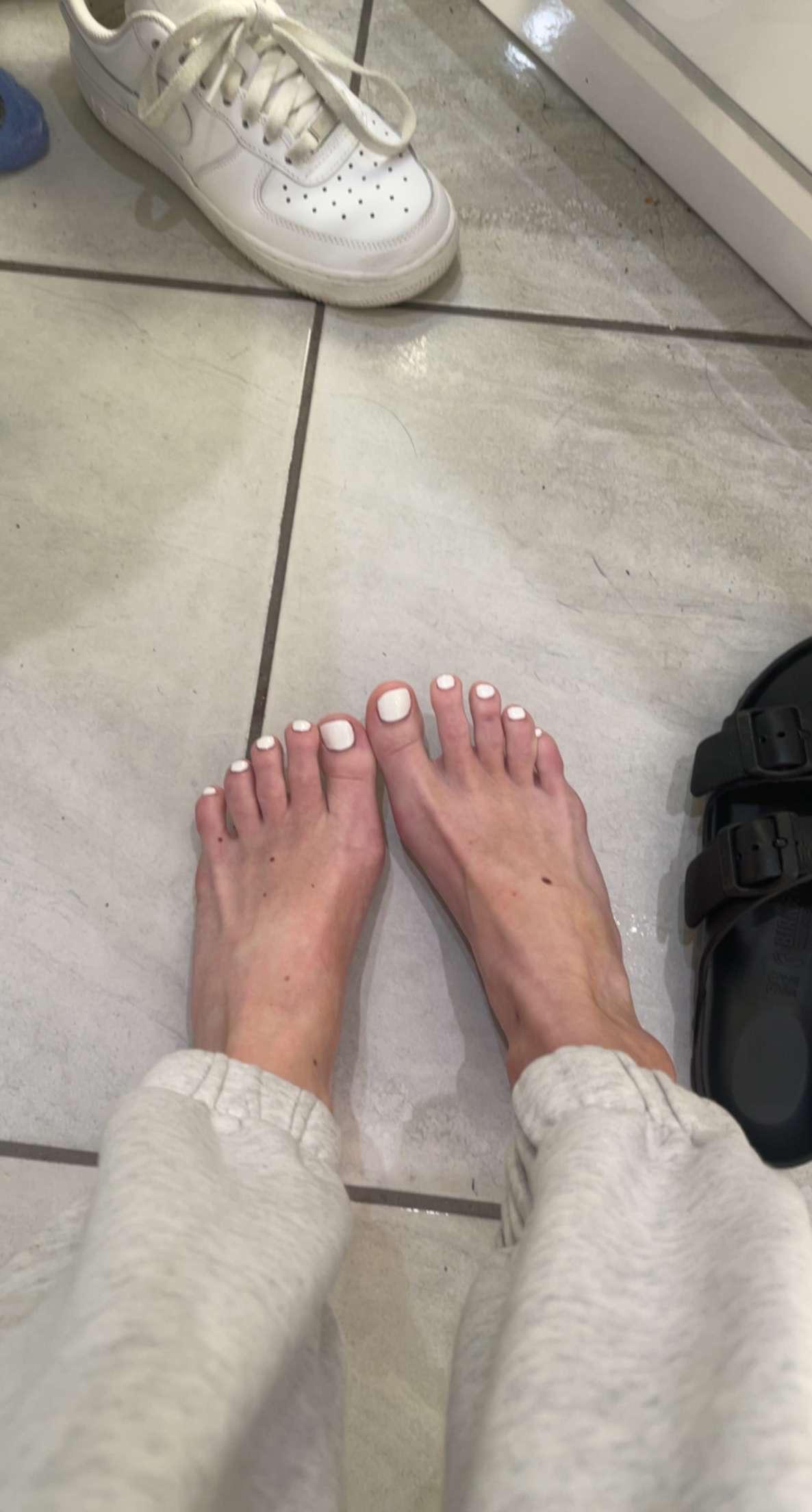 White toes at work 👀✨