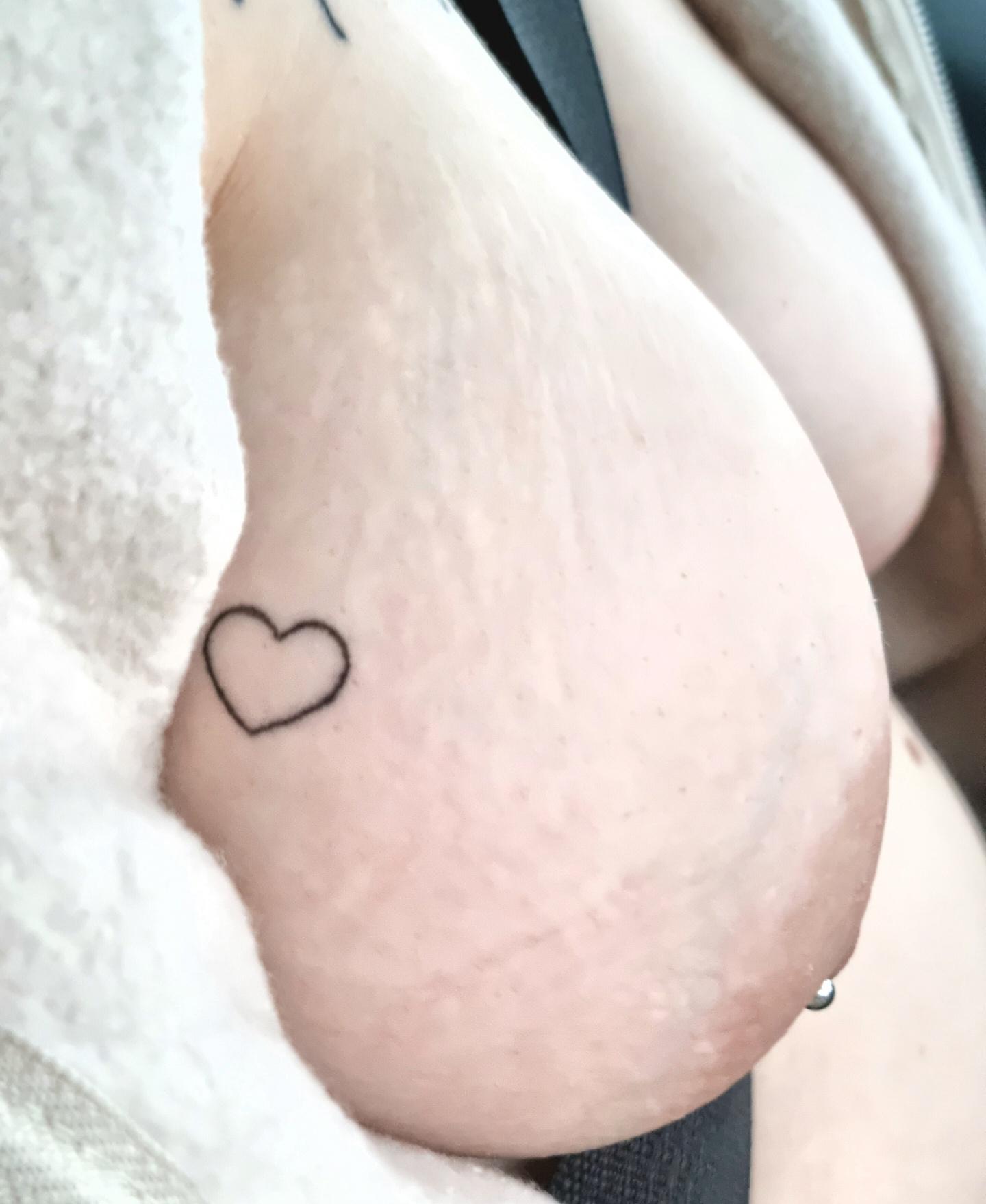How would you guyd rate my MILF Tits 🫠 i wonder how many likes these can get :*