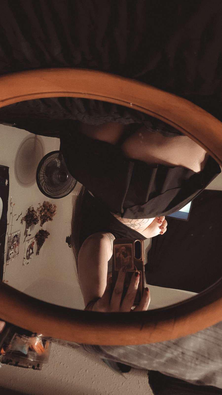 Sometimes the mirror gets the best view 👀
