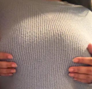 This teacher loves sweater weather 🥰